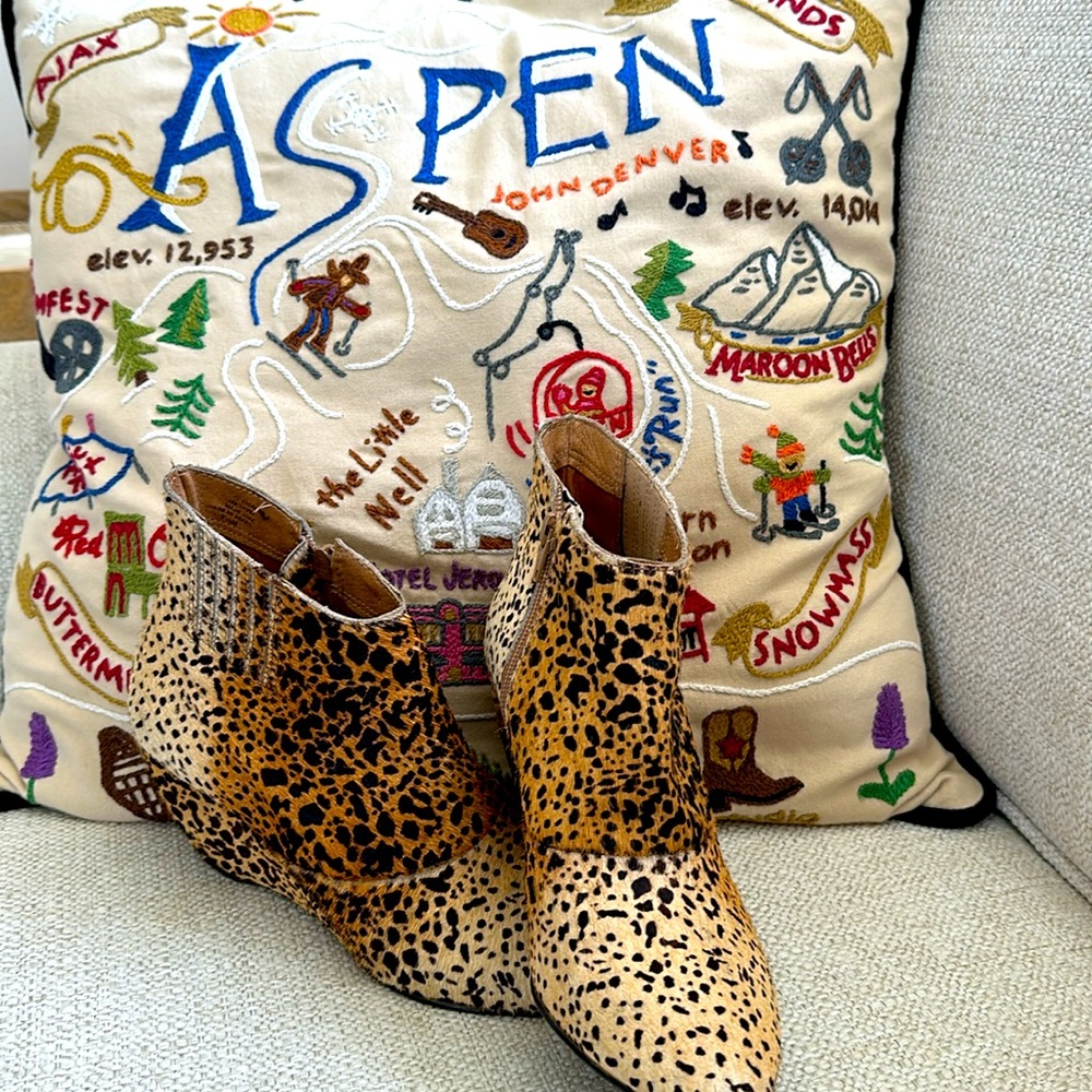 Chic Leopard Print Ankle Boots - Picture 6 of 14